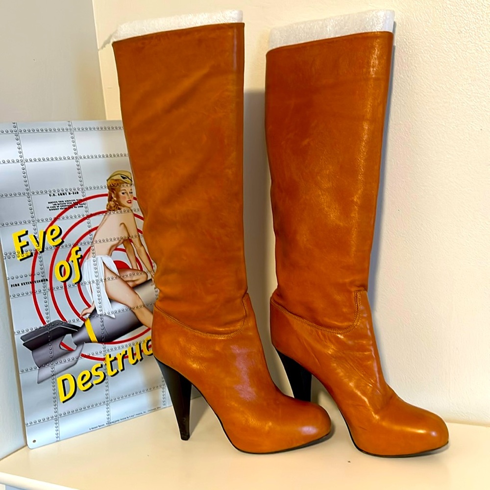 Bally women’s leather high heeled boots size 9 in excellent condition